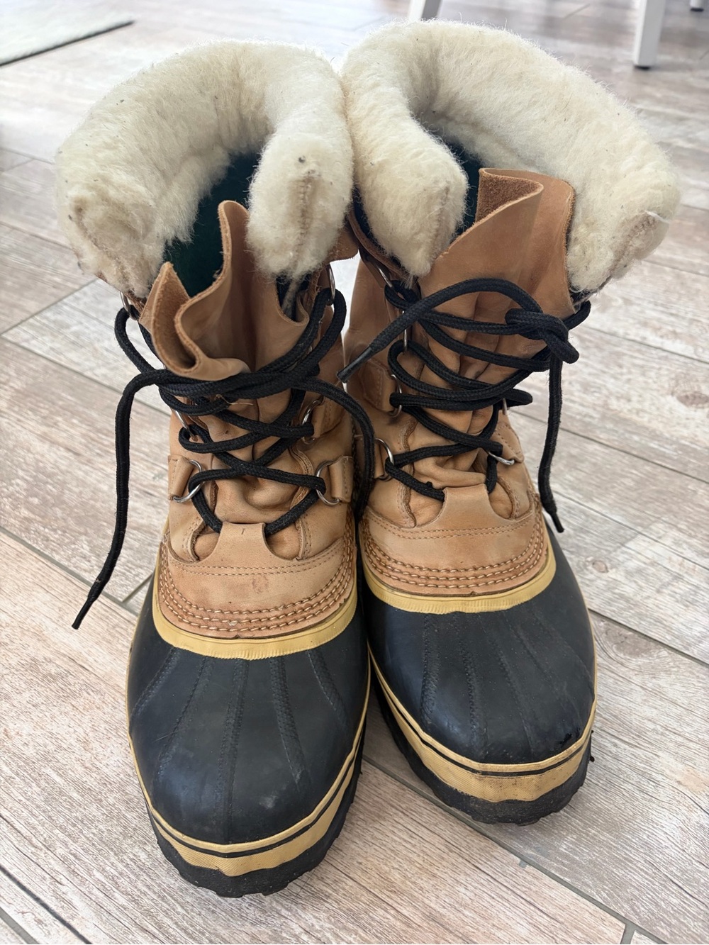 Sorel Men's Caribou Waterproof Shearling-Lined Snow Boots made in Canada Size 9